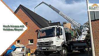 Die speziellen Kranwagen von der Zimmerei H. Meyer & Sohn aus Greven schaffen große und schwere Materialien in die Höhe